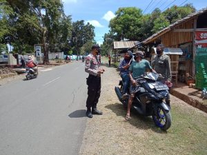 Pelanggar Protokol Kesehatan dikenakan saknsi oleh petugas pada saat operasi yustisi di kec.tonra kab.bone