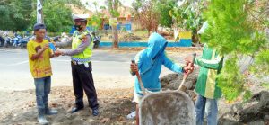 Kanit Dikyasa Sat Lantas Polres Bone Laksanakan Dikmas Lantas dan Bagikan Masker Pada Buruh