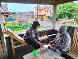 Menyemangati Warganya, Aipda Suhati Melihat Kerajinan Tangan Buatan Warga