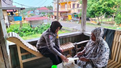 Menyemangati Warganya, Aipda Suhati Melihat Kerajinan Tangan Buatan Warga
