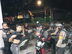 Patroli Biru Unit Turjawali, Periksa Beberapa Pemuda yang Sedang Berkumpul