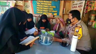 Bhabinkamtibmas Polsek Ponre Berkunjung ke Warung Literasi, Ini Pesannya