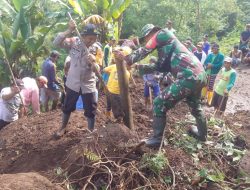 Longsor, Bhabinkamtibmas Aiptu h Jufri Tanggap Bersama Babinsa dan Warga Bersihkan Bekas Longsor