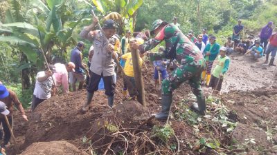 Longsor, Bhabinkamtibmas Aiptu h Jufri Tanggap Bersama Babinsa dan Warga Bersihkan Bekas Longsor