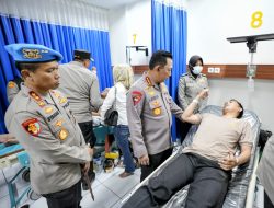 Jenguk Korban Bom Bunuh Diri Polsek Astana Anyar. Kapolri : Tetap Semangat Lindungi Masyarakat