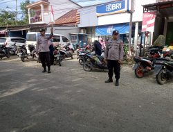 Perlancar Arus Lalu Lintas di Depan Pasar, Personel Polsek Mare Lakukan Pengaturan di Jalan