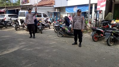 Perlancar Arus Lalu Lintas di Depan Pasar, Personel Polsek Mare Lakukan Pengaturan di Jalan