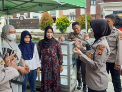 Sambangi Penjual Kue Pinggir Jalan, Satbinmas Polres Bone Sampaikan Pesan Kamtibmas