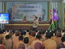 Bripka Mudiansar Memberikan Materi Tata Tertib Berlalu Lintas Di MTSN 2 Bone