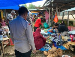 Beri Rasa Aman, Personel Polsek Salomekko Lakukan Patroli di Pasar Tradisional
