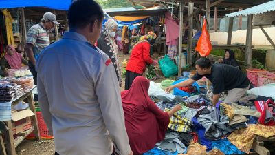 Beri Rasa Aman, Personel Polsek Salomekko Lakukan Patroli di Pasar Tradisional