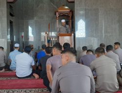 Usai Sholat Dhuhur Berjamaah, Kanit Bhabin Polres Bone Sampaikan Tausiah Pentingnya Sholat