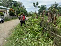 Bhabinkamtibmas dan Babinsa Berbaur Bersama Masyarakat Bergotong Royong Bersihkan Lingkungan