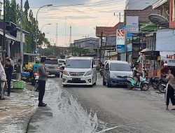 Ramai Pembeli, Personel Polsek Pelabuhan Bajoe Lakukan Pengamanan dan Pengaturan