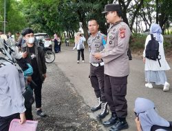 Serap Informasi, Kanit Bhabin Satbinmas Polres Bone Sambangi Pelamar Kerja di Halaman Stadion Lapatau Bone