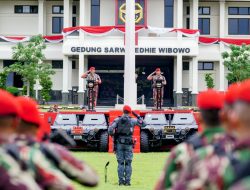 Disematkan Baret Merah Kopassus, Kapolri: Jangan Ragukan Sinergisitas TNI-Polri Jaga NKRI
