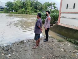 Antisipasi Bencana Alam, Personel Polsek Ajangale Terus Mengontrol Debit Air Sungai Wallannae