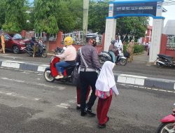 Kepedulian Sat Lantas Polres Bone Bantu Seberangkan Anak Sekolah