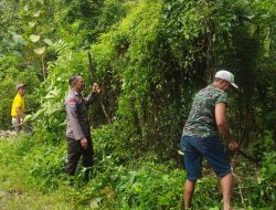 Peduli Lingkungan, Bhabinkamtibmas Kerja Bakti Bersama Warga DiDesa Binaannya