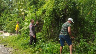 Peduli Lingkungan, Bhabinkamtibmas Kerja Bakti Bersama Warga DiDesa Binaannya