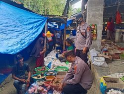 Personel Polsek Tellu Siattinge Membangun Komunikasi dengan Para Pedagang di Pasar Tokaseng
