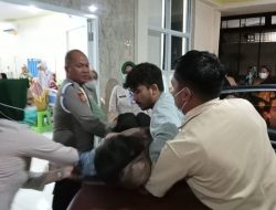 Tak Sadarkan Diri di Mesjid Bajoe, Personel Polsek Pelabuhan Bantu Salah Satu Penumpang ke Rumah Sakit