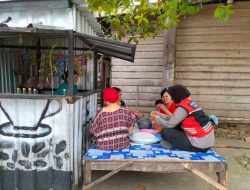 Bukti Kedekatan Polisi & Warga, Aipda Suhati Sambang Sambil Membuat Kue