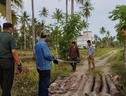 Bersinergi, Brigpol Saharuddin, Babinsa, dan Pemerintah Desa Meninjau Lokasi untuk Pembangunan Jembatan