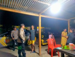 Patroli Malam, Polsek Cina Polres Bone Sambangi Warga yang Sedang Berkumpul