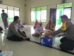 Jumat Curhat, Polsek Awangpone Polres Bone Bagikan Puluhan Al-Quran Dilingkungan Barang