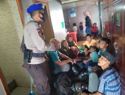 Ini yang Disampaikan Aparat Satpolairud Polres Bone kepada Penumpang Ferry Saat Berada Diatas Kapal