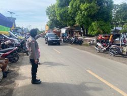 Bersama Kanit Samapta Polsek Awangpone, Polwan Atur Lalin di Depan Pasar Pacing