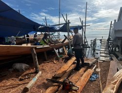 Polmas Perairan, Satpolairud Polres Bone Berikan Pesan Kamtibmas kepada Pekerja Kapal