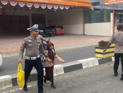 Kepedulian Sat Lantas Polres Bone Bantu Seberangkan Anak Sekolah