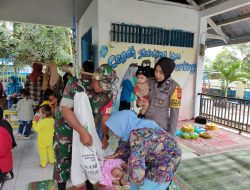 Dengan Humanis, Bhabinkamtibmas Briptu Adyani Amin Dampingi Petugas Posyandu Menimbang Balita