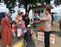 Himbau Penumpang, Personel Polsek Pelabuhan Bajoe Sampaikan Pesan Kamtibmas