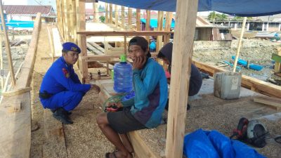 Kunjungi Tempat Pembuatan Kapal Nelayan, Satpolairud Polres Bone Sampaikan Pesan Kamtibmas