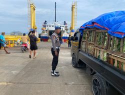 Tepat Didepan Ramp Door Kapal Ferry, Polisi Lakukan Pengamanan dan Pengawasan Saat Pemuatan Kendaraan dan Penumpang
