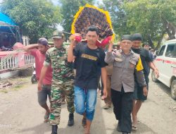 Sinergitas TNI-Polri, Bhabinkamtibmas Bersama Bhabinsa Usung Jenazah Saat Melayat di Rumah Duka