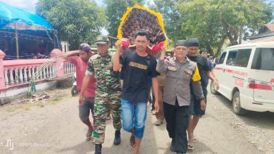 Sinergitas TNI-Polri, Bhabinkamtibmas Bersama Bhabinsa Usung Jenazah Saat Melayat di Rumah Duka