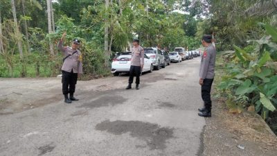 Antisipasi Kemacetan, Personel Polsek Barebbo Lakukan Pengaturan Lalu Lintas