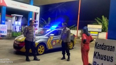 Personel Polsek Lamuru Lakukan patroli Kontrol SPBU pada Malam Hari, Ini Harapannya