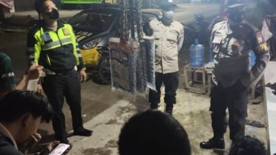 Patroli Malam, Polisi Sambangi Warga Sampaikan Pesan-Pesan Kamtibmas