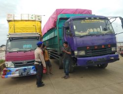 Satuan Polairud Polres Bone Beri Himbauan Kamtibmas Kepada Sopir Truck Saat Pantau Aktivitas Penyeberangan