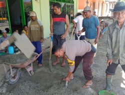 Kerja Bakti Bersama Warga di desa Binaan, Bhabinkamtibmas Ini Peduli Lingkungan