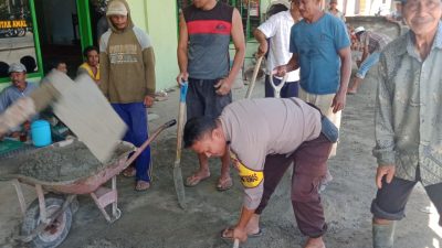 Kerja Bakti Bersama Warga di desa Binaan, Bhabinkamtibmas Ini Peduli Lingkungan