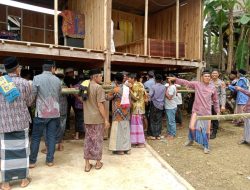 Kapolsek Lamuru Polres Bone Botong-Royong Pindahkan Rumah Warga