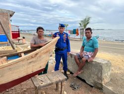 Kunjungi Wilayah Pesisir, Satpolairud Polres Bone Ajak Warga Jaga Kamtibmas