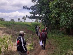 Bersama dengan Bhabinsa, Bhabinkamtibmas Polsek Cina Dampingi Petugas PTSL dalam Pengukuran Tanah