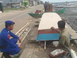 Personel Satpolairud Polres Bone Lakukan Sambang dan Sampaikan Pesan Ini kepada Nelayan